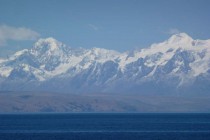 Illampu und Ancohuma (re.) über dem tiefblauen Titicacasee