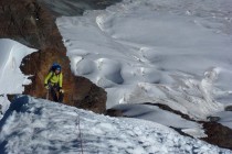 Der Schlußanstieg zum Pequeno Alpamayo 5380m führt über einen Eisgrat...