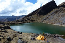 Idyllisch gelegen ist das erste Lager im Zustieg zum Ancohuma an der Laguna Chillata auf 4200m
