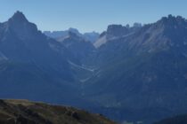Blick von der Hochrast in die Dolomiten, mittig der Toblinger Knoten über der Drei Zinnen Hütte. Rechts hinten schaut der Cristallo heraus, Sorapis hinten mittig